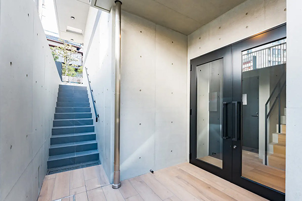 医院入り口付近の様子