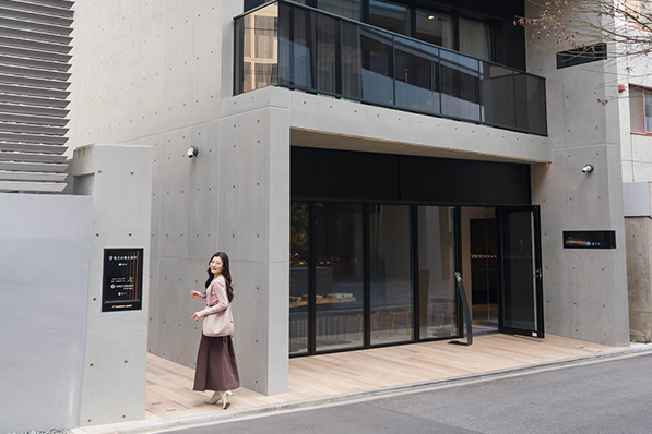 建物西側の入り口