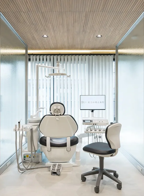 矯正装置の調整を行う歯科医師