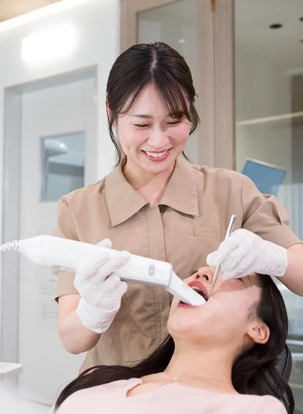 口腔スキャナーを行うスタッフ